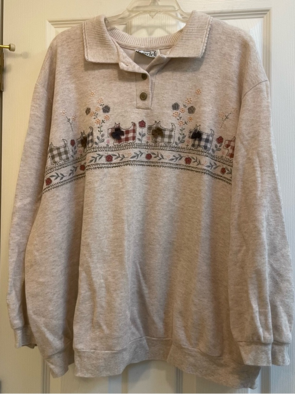 Women’s Teddi Beige Crewneck Pullover with Plaid Dog Motif.   (118)
